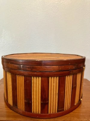 Caja de sombreros asiáticos vintage a rayas de bambú claro y oscuro mediados de siglo almacenamiento en el hogar Foto 1 de 4