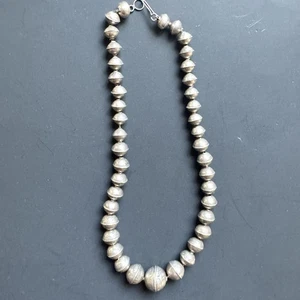 Collar de perlas navajo hechas a mano cuentas estampadas de plata de ley vintage nativas - Imagen 1 de 13
