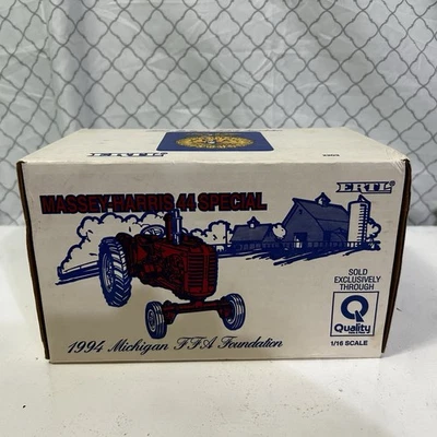 Tractor de metal fundido a presión especial Ertl 1/16 Massey-Harris 44 1994 Michigan FFA Foto 1 de 4