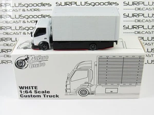 2023 Micro Turbo 1:64 weiß HINO H300 Custom Wing Box Lieferwagen mit Aufklebern - Bild 1 von 12