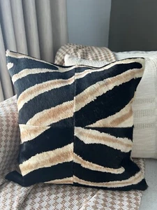 Funda de almohada de cuero de vaca cebra 19 x 19" / Funda de almohada de cuero de vaca impresa -Lumbar - Imagen 1 de 5