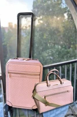 Сумка спортивная Michael Kors дорожная двойная: пудровые румяна маленькая тележка и выходные MK - Изображение 1 из 4