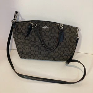 Cartera de hombro pequeña Coach New York Signature con monograma Kelsey - Imagen 1 de 10