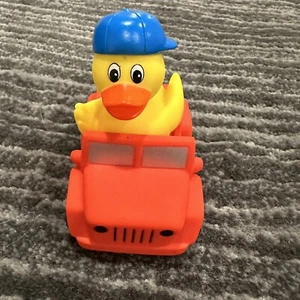 Gummiente im Jeep gelb und rot Dekor Auto Home Office niedliche Welle Ente Neu - Bild 1 von 9