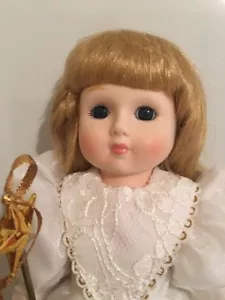 San Francisco Music Box Company - Bambola di porcellana 15" - Un giorno il tuo principe lo farà - Foto 1 di 5