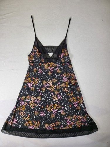 UNDERCOVER Abito Victoria Secrets taglia small nero pizzo con fiori rosa