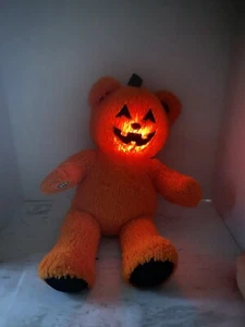 Build A Bear orangefarbener Kürbisbär leuchtet Halloween Plüsch 17 Zoll nicht mehr produziert BAB - Bild 1 von 4