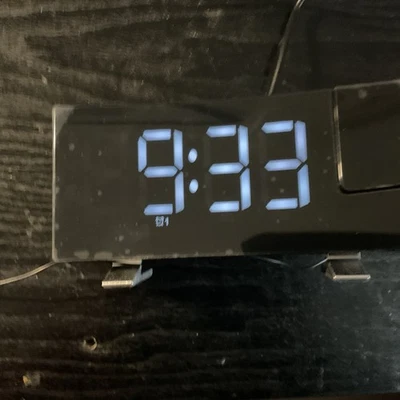 Funk Radiowecker Dimmbar Funkuhr mit Projektion FM LED Projektionswecker Alarm - Bild 1 von 4