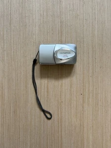 Cámara digital Olympus D-580 zoom 4,0 MP probada Y2K plateada leer - Imagen 1 de 24