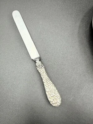 CUCHILLO JUNIOR STIEFF ROSE PLATA ESTERLINA CON HOJA ROMA INOXIDABLE 7 3/8 PULGADAS Foto 1 de 4