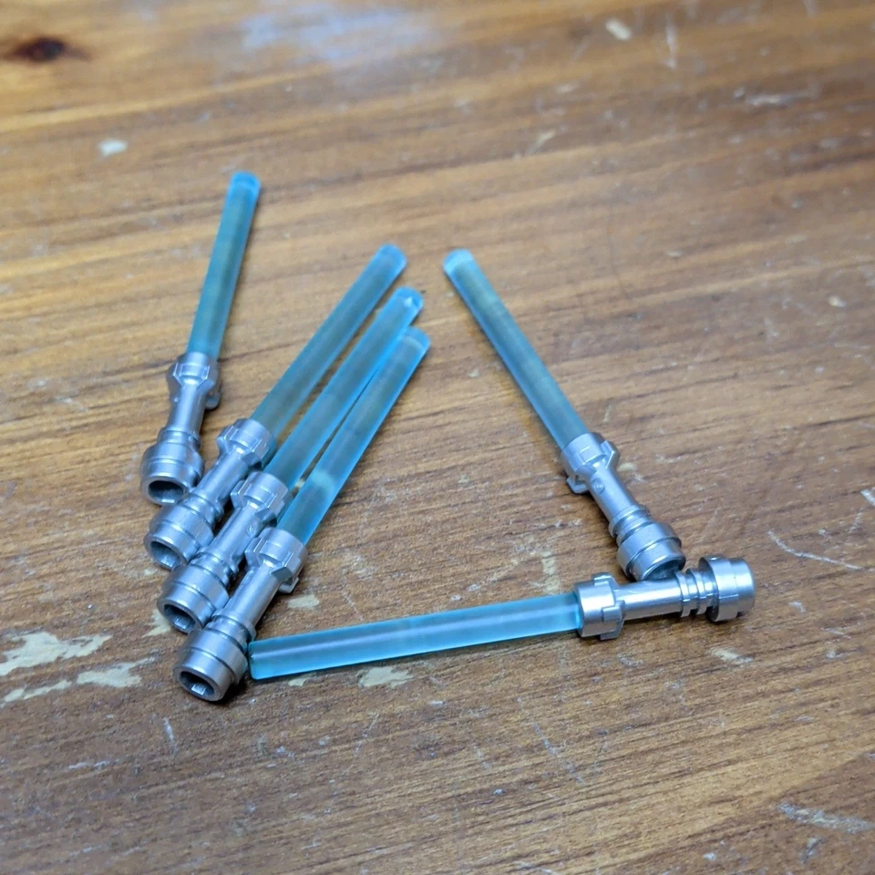 Lego Minifigura Plateada Metálica, Arma Sable de Luz Empuñadura Recta y Hoja - Cantidad 6 Foto 1 de 1