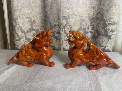 Par de estatuas chinas rojas Pi Xiu rojo jade tallado Feng Shui bestia suerte 8,25" L Foto 1 de 4