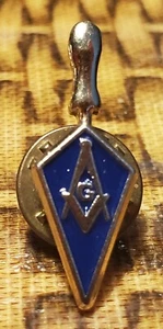 MASONIC ENAMELED LAPEL PIN-TROWEL-MASON-FRATERNITY - Picture 1 of 1
