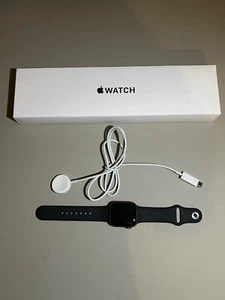 Apple Watch SE 1st Generation 40mm Space Grey Aluminum Case Midnight Sport Band - Picture 1 of 5