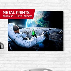 Astronaut auf dem Mond mit Bier — Metalldrucke. Weltraumposter, Weltraumcollage - Bild 1 von 13
