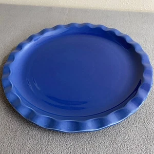 Plato de exhibición francés Emile Henry France 6133 plato de tarta azul acanalado con volantes redondo - Imagen 1 de 11