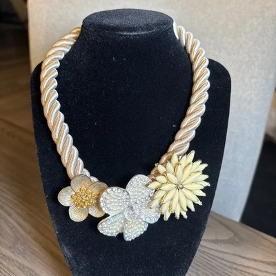 Collar Cuerda Anthropologie Marjorelle Broche Floral Estrás Tono Dorado Foto 1 de 4