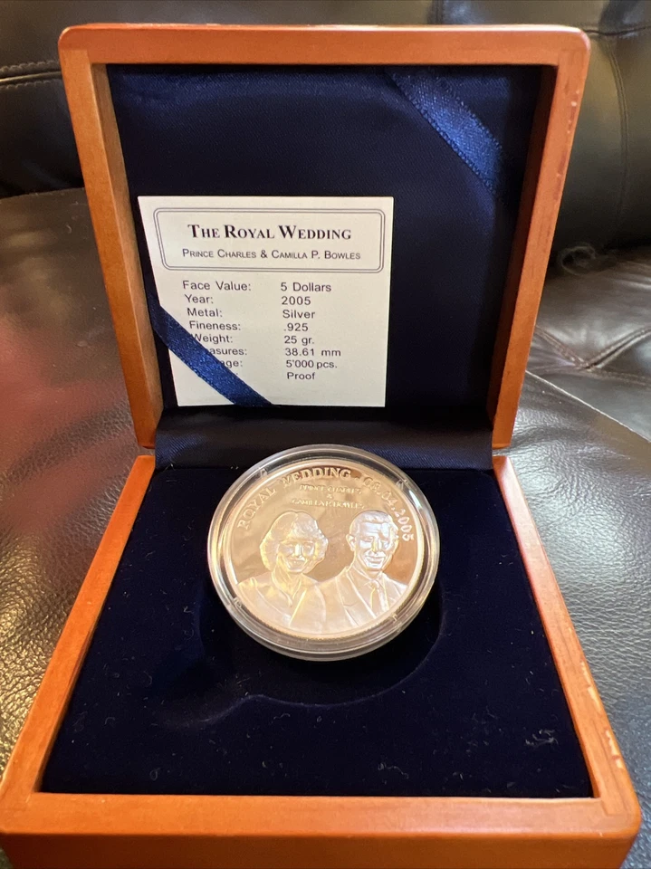 2005 Camilla & Charles Wedding 5$ Error Coin Box & COA- Wrong Date - Image 1 of 4