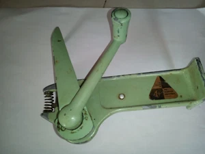 VINTAGE RD GREEN Wall Can Opener, USED,UNTESTED - Picture 1 of 2