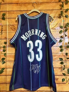 M&N Authentic Alonzo Mourning Charlotte Hornets lila Trikot Gr. XL signiert COA - Bild 1 von 8