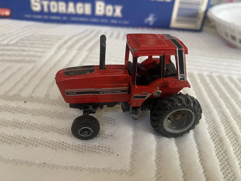 ERTL Vintage 1/64 Scale International 5088 Tractor (Gray Slotted Rims) - Image 1 of 4