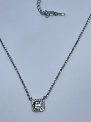 Chloe & Isabel Retro Cuadrado Circonita Cúbica Colgante Collar Delicado Pájaro Dije Foto 1 de 4