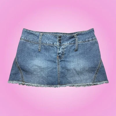 Minifalda vaquera Younique de tiro bajo lavado medio con cinturón extraíble Y2K Foto 1 de 4