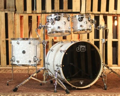 Juego de batería DW Performance White Marine Pearl Stage - 18x22, 8x10, 9x12, 14x16 Foto 1 de 4