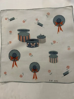 Sombreros y cajas de sombreros de Faith Austin Foto 1 de 4