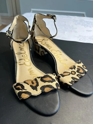 Sandálias Sam Edelman Inara estampa de leopardo cabelo de vaca couro biqueira aberta salto bloco 9M - Imagem 1 de 4