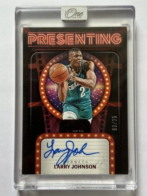 2024-25 Panini One And One Larry Johnson Presentando Rubí Rojo Automático/25 Foto 1 de 2