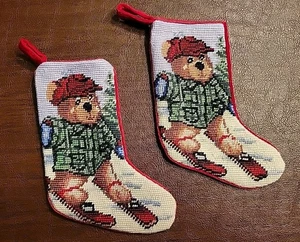 L.L. BEAN Set di 2 calze natalizie a punta di ago in miniatura con orso da sci - Foto 1 di 9