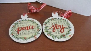 Artisti Americani Curati~2 LEGNO 5" ORNAMENTO A FORMA DI PEACE JOY Ornamenti Natalizi - Foto 1 di 2