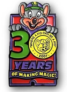 🌟RARA- 2007 Chuck E Cheese 30 Anniversario Spilla Unica da Collezione -HTF🌟 - Foto 1 di 3