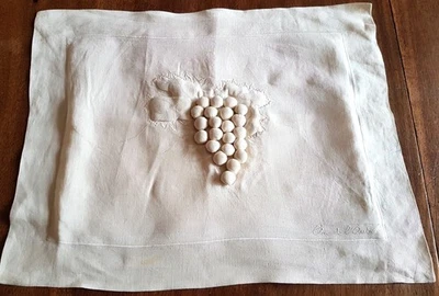 Housse de coussin en lin écru à décors de raisins en reliefs - 50 cmx 40 cm - Photo 1/4