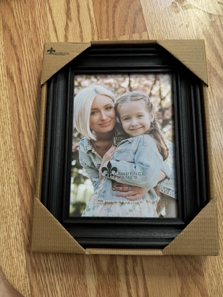 Marco de fotos Lawrence Frames 5x7 - Madera Durham negra desgastada Foto 1 de 4