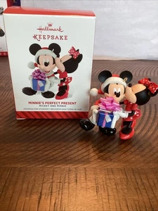 2014 Hallmark Ornament Disney Mickey & Minnie Mouse ~el regalo perfecto de Minnie~ - Imagen 1 de 8
