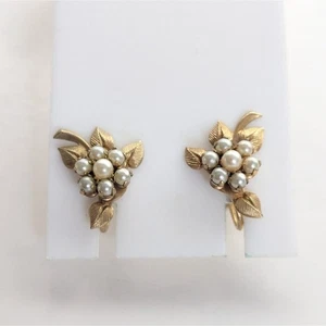 Vintage Dainty Retro Gold Tone Faux Pearl Cluster Floral Screw Back Earrings - Picture 1 of 4