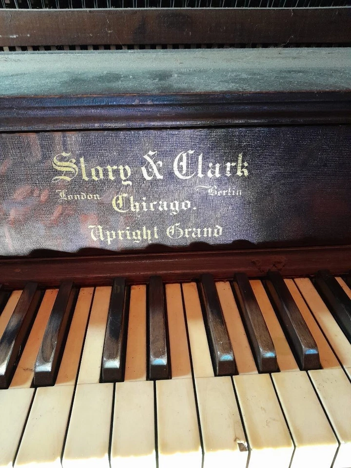 Piano vertical Story and Clark con hermoso tono de timbre rico. Foto 1 de 1