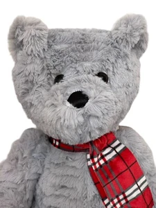 Peluche orsacchiotto grigio con sciarpa invernale a quadri rossi seduta peluche - Foto 1 di 6