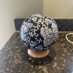 Vintage 7 inch blue and white ceramic Chinoiserie  - Picture 1 of 5