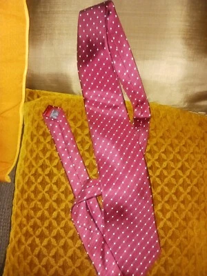 (Hecho en Inglaterra) Nueva Corbata Cuello "Harrods" Borgoña Con Pequeños Lunares  Foto 1 de 4