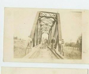 Postal de colección RPPC trabajadores del ferrocarril en las vías del tren puente Portland 1911 - Imagen 1 de 2
