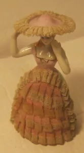 Mini estatuilla dama de porcelana años 60 con sombrero ACENTOS DE ENCAJE ¡¡Excelente estado!!! - Imagen 1 de 5