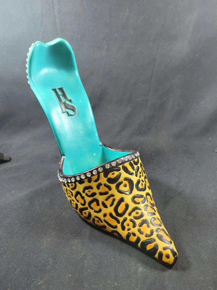 Zapato de vestir High Spirits verde azulado leopardo pedrería tacón alto soporte para botella de vino  Foto 1 de 4