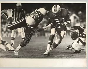 VINTAGE FOOTBALL MIAMI Dolphins vs BUFFALO Bills 1985 Tackle Press Photo - Picture 1 of 2