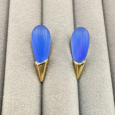 Винтажные серьги-гвоздики Alexis Bittar с голубым шипом и золотистыми металлическими колпачками - Изображение 1 из 4