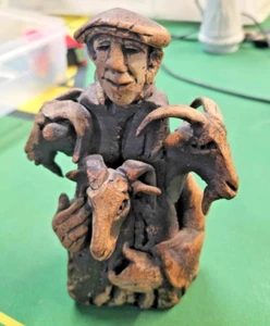 Cerámica no identificada "Goatman" - Imagen 1 de 2