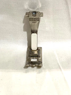 BERNINA MANUAL BUTTONHOLE FOOT No 452 - OLDER MODELS 600,700 & 800 SERIES - Image 1 of 4