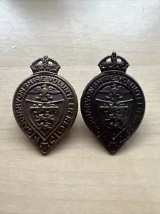 Tb482- 2x WW1 V.T.C Caernarvonshire Volunteer Regiment Bronze Cap Badges - Picture 1 of 5